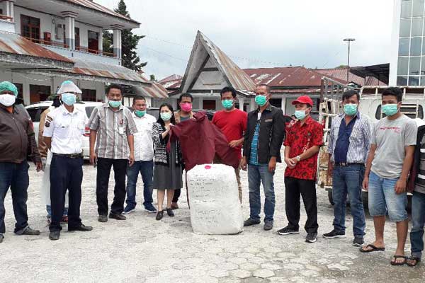 TERIMA: Pihak RS Dolok Sanggul menerima APD dari Keluarga Oppung Goklim Munthe, Kamis (16/4).