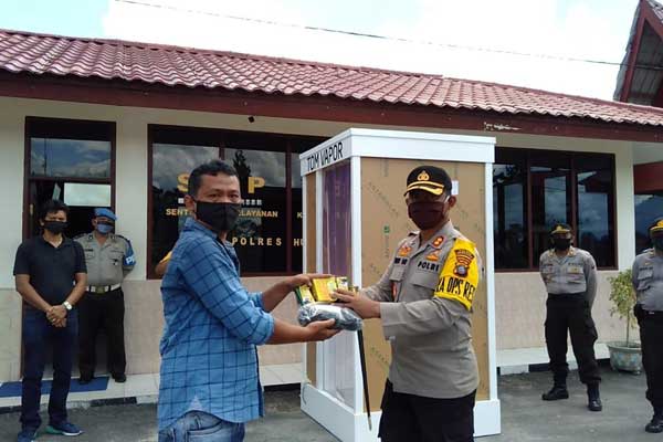 SERAHKAN: Reobar saat menyerahkan bantuan Bilik Disinfektan, masker, dan vitamin C kepada Kapolres Humbahas, AKBP Rudi Hartono. dedi simbolon/sumut pos