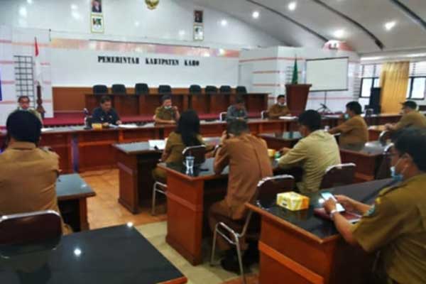 RAPAT: Ketua Gugus Tugas Covid-19 Bupati Karo Terkelin Brahmana memimpin rapat pembahasan percepatan pencegahan penyebaran Covid-19.