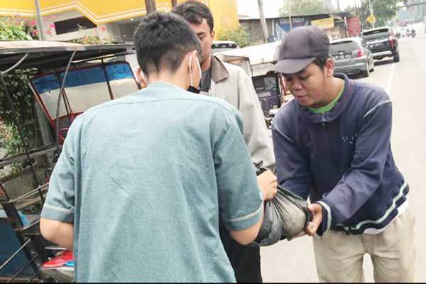 Bantuan: Perwakilan anggota Patek membagikan masker kepada warga di KecamatanTanjungmorawa 