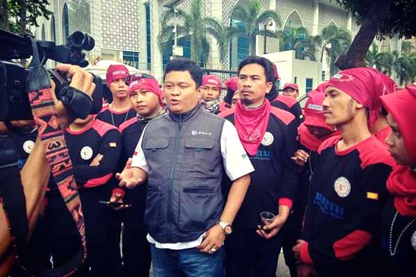 DEMO: Ketua Federasi Serikat Pekerja Metal Indonesia Sumatera Utara (FSPMI Sumut) Willy Agus Utomo saat demo beberapa waktu lalu. 