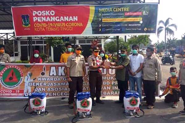 PENYEMPROTAN: Kwartir Pramuka Sumut dan Kwarcab Pramuka Kota Tebingtinggi dan Sekdako dalam penyemprotan disinfektan ke fasilitas Publik.