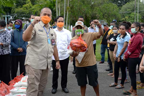 BANTUAN Kadispora Sumut, Bahar Siagian (kiri), menyerahkan bantuan sembako dari Tim Gugus Tugas Percepatan Penanganan (GTPP) Covid-19 Sumut kepada mahasiswa Unimed dan USU, Selasa (28/4). Penyerahan sembako diterima mahasiswa yang lockdown di asrama selama pandemi Covid-19.