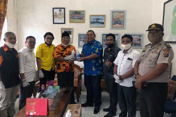 SERAHKAN: Ketua MKGR Sumut, Wagirin Arman didampingi para pengurus lainnya serahkan bantuan kepada Camat Hamparan Perak, Amos Karo-Karo di kantor kecamatan tersebut, Jumat (17/4).