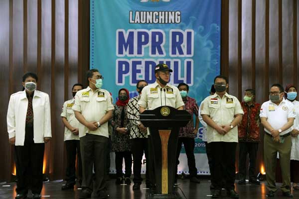 Ketua MPR RI Bambang Soesatyo (tengah) saat menyampaikan upaya gotong royong dengan berbagai pemangku kepentingan sebagai upaya penanggulangan pandemi COVID-19 di Indonesia di Jakarta, Selasa (14/4).