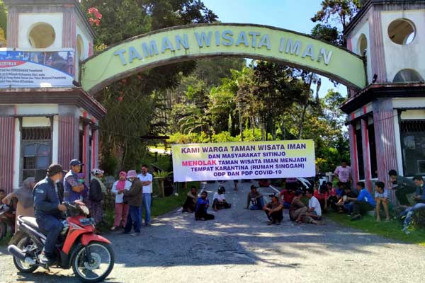 TOLAK: Masyarakat Desa Sitinjo Kecamatan Sitinjo Kabupaten Dairi menolak rencana Pemkab Dairi jadikan lokasi TWI tempat isolasi ODP dan PDP covid-19, Sabtu (4/4). RUDY SITANGGANG/SUMUT POS