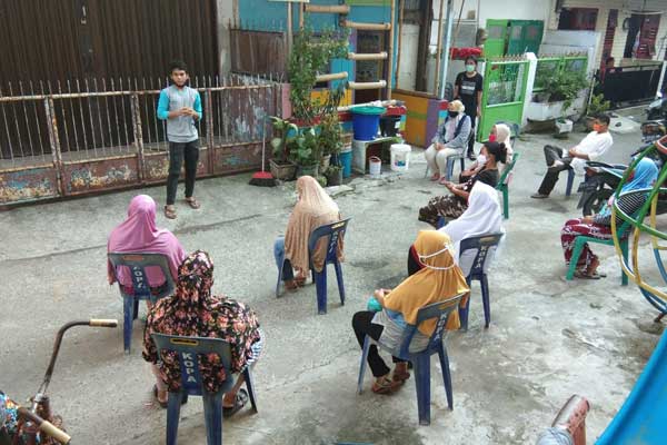 EDUKASI: Relawan YAFSI memberi edukasi hidup sehat mencegah virus corona kepada ibu-ibu Lansia. 