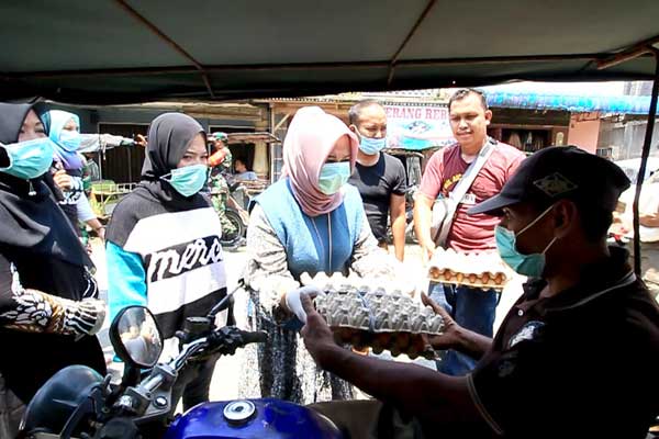 SEMBAKO: pemberian paket sembako oleh ketua TP PKK Langkat, bersama buah hatinya Ayu Jelita Beru PA (baju liris hitam putih) serta rombongan, di Kecamatan Salapian. Ilyas Effendy/Sumut Pos