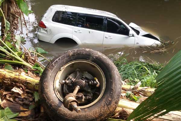 DITEMUKAN: Petugas Bhabinkamtibmas melihat mobil Pajero Sport saat ditemukan di aliran Sungai Mencirim.
