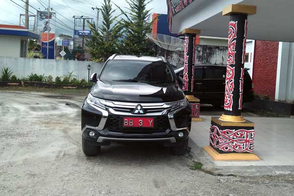 BARU: Mobil Dinas Ketua DPRD Dairi BB 3 Y yang baru saat terparkir di gedung dewan Jalan Sisingamangaraja Sidikalang.