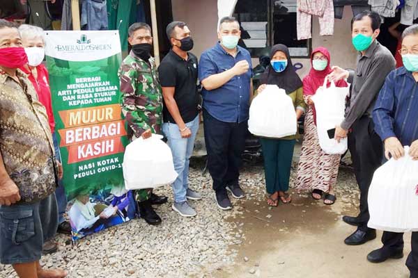 BANTUAN: Direksi Mujur Group, Kwik Sam Ho saat memberikan bantuan nasi kotak. azwandi/sumu tpos