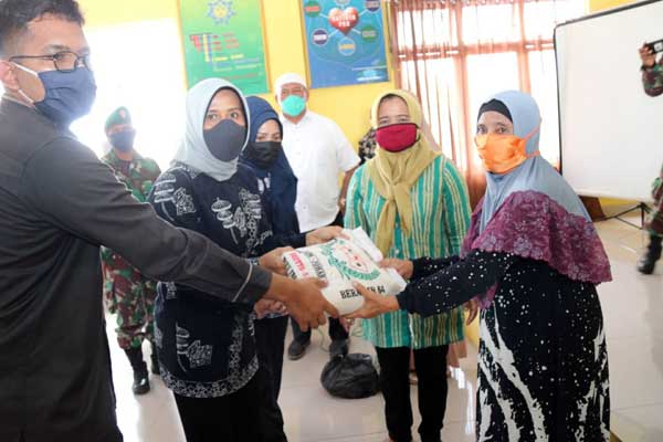 BANTUAN: Ny Nurul Akhyar saat member bantuan sembako kepada bilal mayit, Senin (20/4).