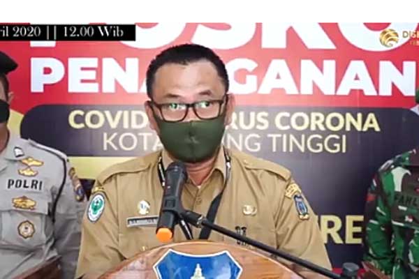 MENURUN: Juru bicara penanganan percepatan Covid-19 Kota Tebingtinggi dr Nanang Fitra Aulia saat menyampaikan adanya penurunan angka PDP di Kota Tebingtinggi.