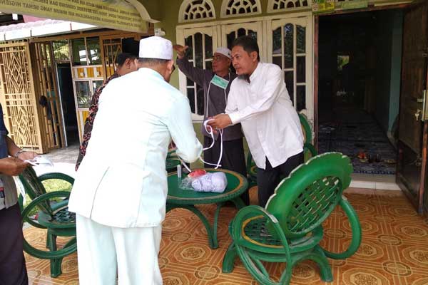 BANTUAN: Anggota Komisi XI DPR RI dari Fraksi PKS Hidayatullah memberikan masker kepada masyarakat.