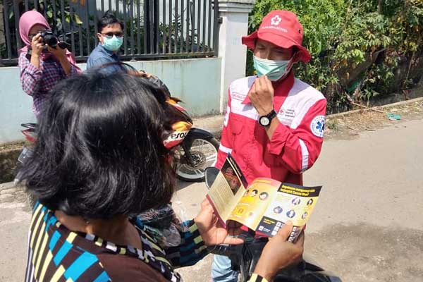 EDUKASI: PMI Sumut di Zona Merah Covid-19 saat memberikan edukasi tentang PHBS. prans/sumut pos