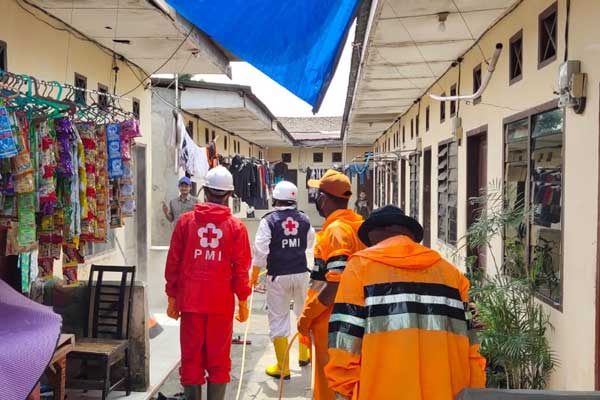 PENYEMPROTAN: Relawan PMI Sumut melakukan penyemprotan disinfektan sekaligus mengedukasi warga tentang PHBS di Kecamatan Medan Selayang. , Rabu (22/4).