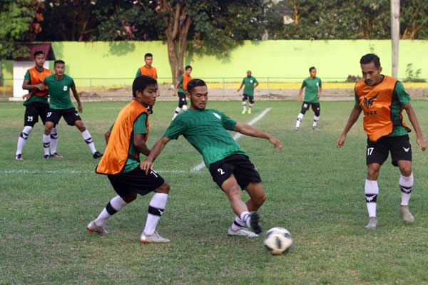 LATIHAN: Para pemain PSMS Medan saat menjalani latihan di Stadion Mini Kebun Bunga Medan, beberapa waktu lalu. triadi wibowo/sumut pos