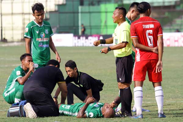 TERKAPAR: Pemain terkapar di lapangan saat menghadapi AA Tiga Naga pada laga perdana Liga 2 di Stadion Teladan.