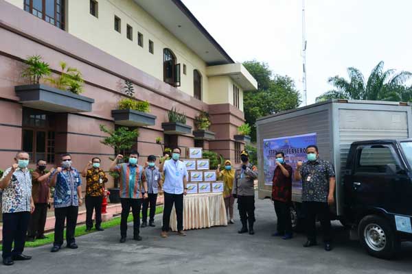 BANTUAN: PTPN III bersama Poldasu dan Polsek Sunggal saat akan menyalurkan bantuan. laila/sumut pos