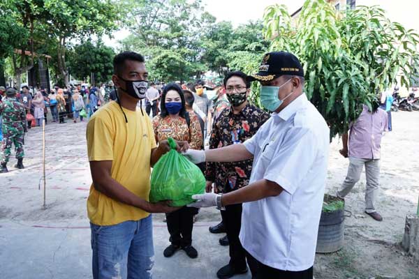 SERAHKAN: Wali Kota Tebingtinggi Umar Zunaidi Hasibuan serahkan bantuan paket sembako gratis kepada warga terdampak wabah Covid-19. sopian/sumut pos