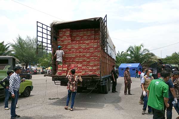 Bantuan: Wali Kota Binjai, HM Idaham (empat kiri) saat berada di GOR Binjai, Jalan Jambi, Kelurahan Rambung Dalam, Binjai Selatan.