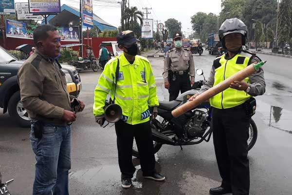 AMANKAN: Personel Polsek Tanjungmorawa saat mengamankan petasan dan sepeda motor.