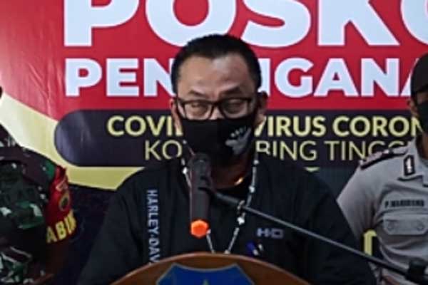 PRES LIRIS: Juru bicara penanganan Covid-19 Tebingtinggi dr Nanang Fitra Aulia ketika memaparkan perkembangan Covid -19 Kota Tebingtinggi.