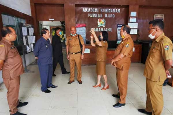 TINJAU: Bupati Karo Terkelin Brahma dan Tim Gugus Penanganan Covid-19 meninjau gedung isolasi mandiri bagi warga yang terinfeksi virus Corona di Akademi Kebidanan (Akbid) Pemkab Karo, Kabanjahe, Senin (14/4).