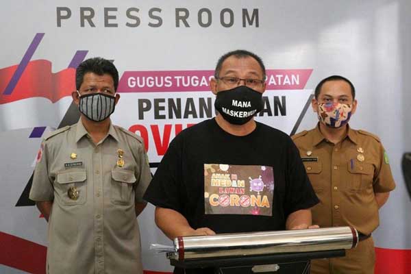 IMBAUAN: Plt Wali Kota Medan Akhyar Nasution saat member imbauan tentang dampak Covid-19.