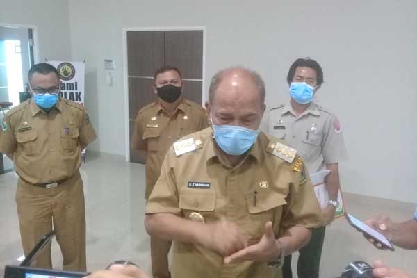 SAMPAIKAN: Wali Kota Tebingtinggi Umar Zunaidi Hasibuan didampingi Jubir Covid Tebingtinggi dr Nanang Fitra Aulia di Gedung Balai Kota Jalan Sutomo Kota Tebingtinggi.