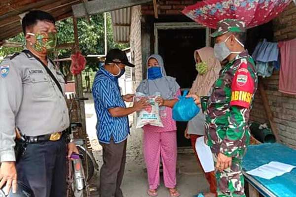 BAGIKAN: Tim dari Kelurahan bersama Bhabinkamtibmas dan Babinsa membagikan sembako langsung ke masyarakat Kota Tebingtinggi, Kamis (23/4).
