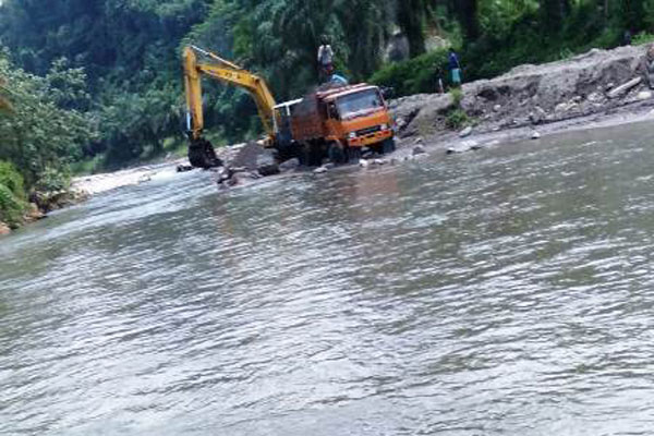 KERUK: Alat berat pengusaha galian C melakukan pengerukan material di aliran sungai Seruai, Desa Tanjung Sena Kecamatan Sibiru-biru.