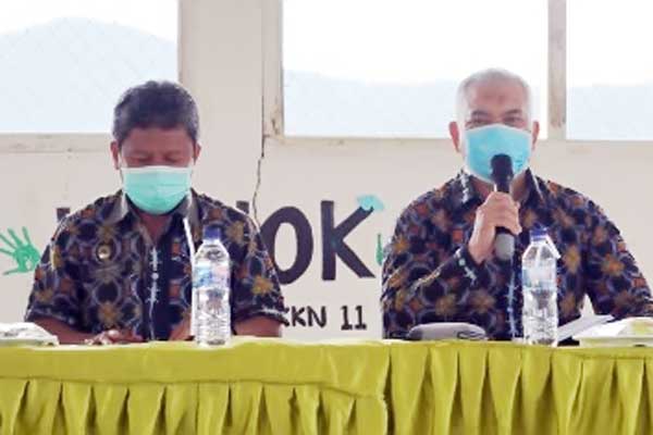 RAPAT: Pj Bupati Pakpak Bharat, Dr H Asren Nasution, MA, bersama Ketua DPRD, Sonni P Berutu, S Th, saat memimpin rapat Koordinasi Penguatan 3 Posko utama sepanjang pintu keluar masuk Kabupaten Pakpak Bharat di dampingi Asisten Pemerintahan, Drs. H. Tekki Angkat dan Staf Ahli Bupati, Joni Feber Solin, SE, M.Si. di Balai Desa Kuta Saga, Kecamatan Kerajaan, jumat (17/4). Tamba Tinendung/Sumut Pos