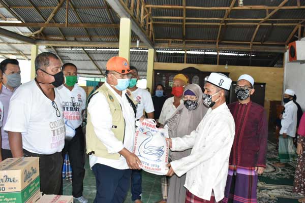 BANTUAN: Ketua Gugus tugas percepatan penangan Covid-19, Bupati Ir H Soekirman memberikan bantuan kepada pesantren Zakiyun Nazah dan GBI, Selasa (14/4). surya/sumut pos