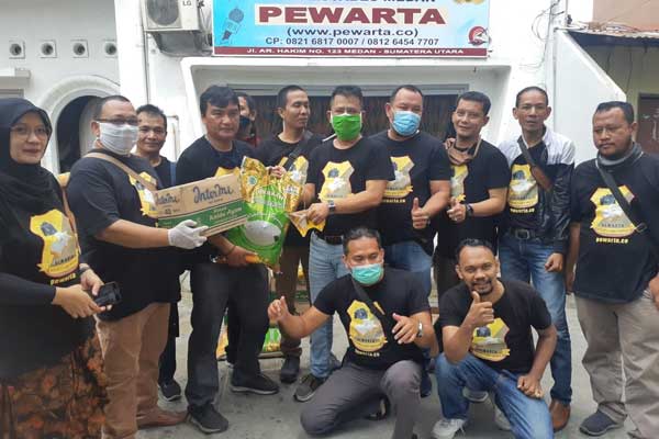 SEMBAKO: Pewarta Polrestabes Medan saat bagi-bagi sembako di Jalan AR Hakim Medan, Jumat (3/4).