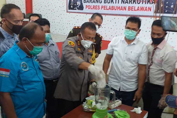 BELNDER NARKOBA: Kapolres Belawan AKBP R Dayan besrama Muspida menyaksikan pemusnahan narkoba yang dilakukan di Aula Wira Satya Mapolres Pelabuhan Belawan, Selasa (28/4).