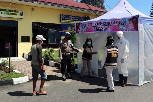 BILIK : Polres Dairi menyediakan bilik penyemprotan antiseptik sebagai langkah pencegahan penularan covid-19. RUDY SITANGGANG/SUMUT POS