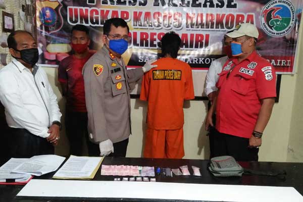 PAPARKAN: Kapolres Dairi AKBP Leonardo Simatupang didampingi Kasat Narkoba AKP ZP Matondang paparkan hasil tangkapan bandar sabu.