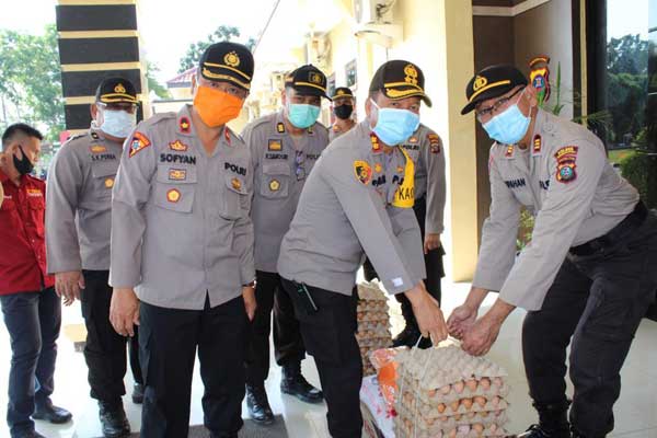 BANTUAN: Kapolres Sergai, AKBP Robin Simatupang memberikan bantuan berupa sembako ke dapur umum Polres Sergai, Rabu (15/4).