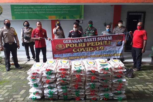 SEMBAKO: Polsek Medan Baru memberikan paket bantuan sembako ke panti asuhan. dewi/sumut pos