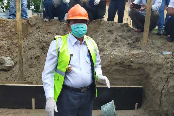 BATU PERTAMA: Bupati Samosir lakukan peletakan batu pertama pembangunan Rusun Medis dan Paramedis di halaman RSUD Hadrianus Sinaga, Kelurahan Pintusona, Kecamatan Pangururan, Rabu (8/4).