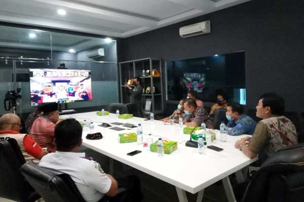 RAPAT: Sekdakab Langkat dan sejumlah pejabat teras di jajaran Pemkab Langkat saat mendengarkan arahan dari Plt Kemendagri ri Muhammad Hudori melalui vidcon di LCC Kantor Bupati Langkat. ILYAS EFFENDY/ SUMUT POS