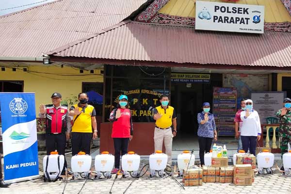 Biro Humas & Keprotokolan Setdaprovsu / Fahmi Aulia SERAHKAN BANTUAN: Tim Regal Springs Indonesia (RSI) foto bersama saat memberikan bantuan berupa sabun cuci tangan, bahan disinfektan, tempat cuci tangan dan bahan-bahan edukasi dalam upaya penanganan Covid-19 di Polsek Parapat, Rabu (8/4).