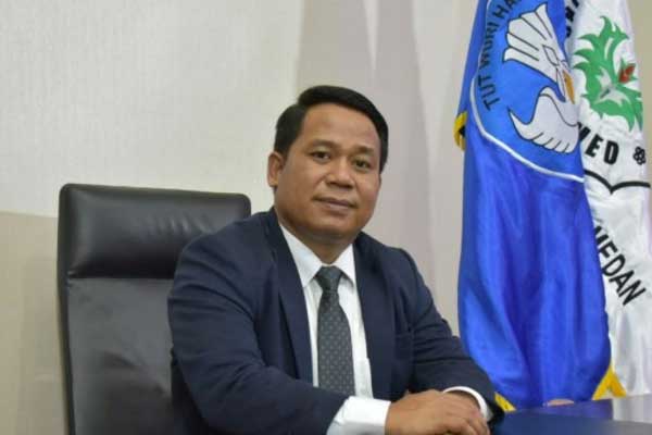 RUANG KERJA: Rektor Unimed Dr Syamsul Gultom, saat di ruang kerjanya.