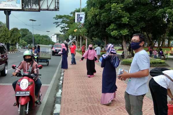 BERBAGI: Relawan Anak Emak berbagi takjil di depan Balai Kota Binjai, Jalan Jenderal Sudirman, Kelurahan Kartini, Binjai Kota. tedi/ SUMUT POS