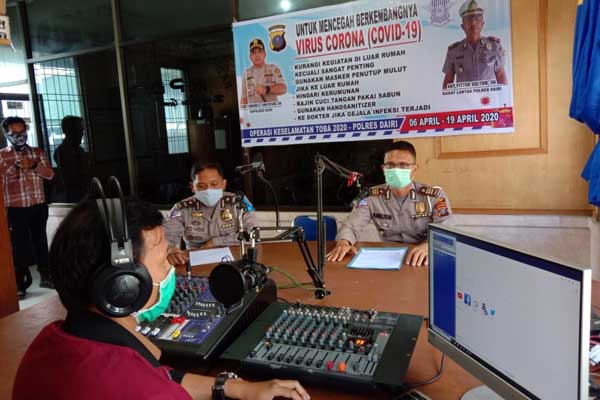 SOSIALISASI: Kasatlantas Polres Dairi, AKP Pittor Gultom (kanan) dan anggota Satlantas memandu sosialisasi lewat Radio Publik Dairi, Selasa (7/4). RUDY SITANGGANG/SUMUT POS