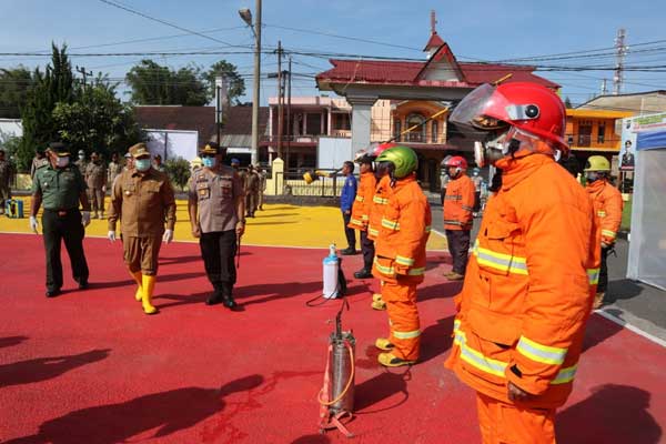 PERIKSA: Kapolres Dairi AKBP Leonardo Simatupang (kanan) bersama Bupati Dairi, Eddy KA Berutu saat memeriksa tim yang akan melakukan penyemprotan disinfektan untuk pencegahan penularan covid-19. RUDY SITANGGANG/SUMUT POS