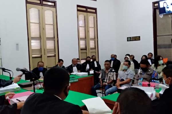 SAKSI: Tiga saksi memberikan keterangan dalam sidang kasus pembunuhan hakim Jamaluddin di PN Medan, Rabu (22/4). Agusman/Sumut Pos