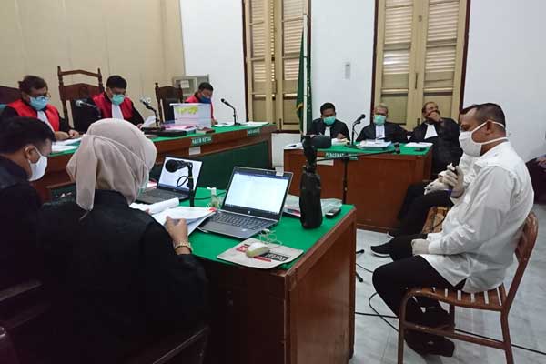 SAKSI: Samsul Fitri memberikan keterangan saat menjadi saksi dalam kasus suap Wali Kota Medan, Senin (20/4).
