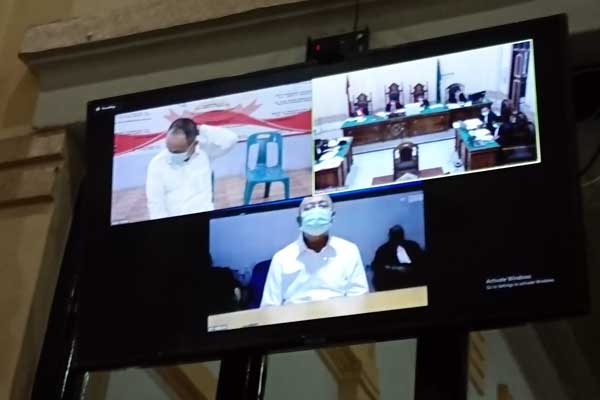 SIDANG ONLINE: Samsul Fitri dan Dzulmi Eldin, mengikuti sidang lanjutan kasus perantara suap Wali Kota Medan melalui layar monitor, di Pengadilan Tipikor Medan, Senin (13/4). Agusman/Sumut pos
